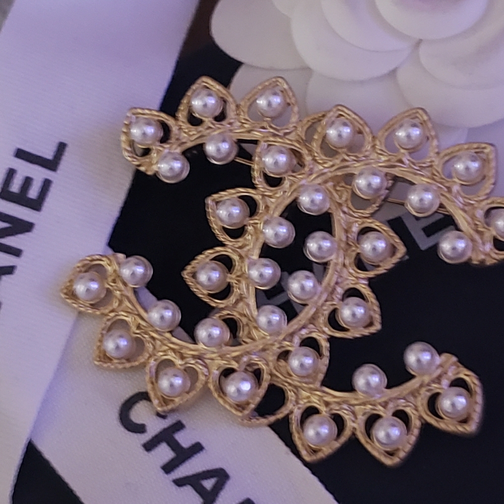 Chanel  White pearls  brooch